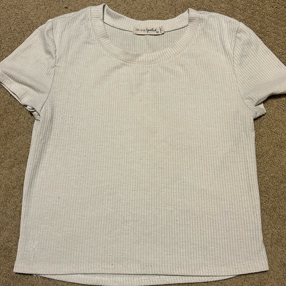 white basic cropped tee